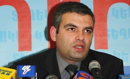 Հայկ Դեմոյանը Վանի Սուրբ խաչ եկեղեցու պատարագին մասնակցելու պաշտոնական հրավեր չի