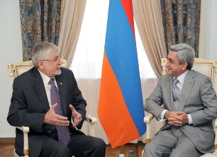 Янукович пригласил президента Армении в Украину