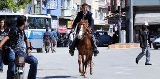 Директор одной из школ турецкого города Бурдур запретил ученику посещать школу н