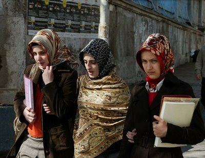 В Турции преподаватели, выгоняющие студенток из аудиторий за ношение тюрбана, бу