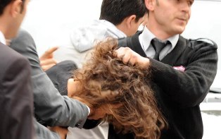 Возражающих президенту Турции студентов потащили за волосы и выгнали