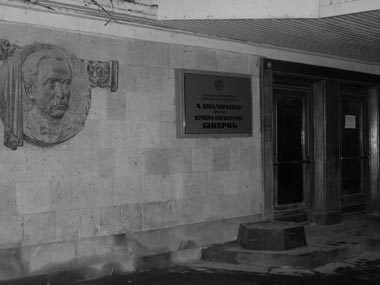 «Грапарак»: Бесхозный театр Сундукяна - хорошие режиссеры в Армении перевелись