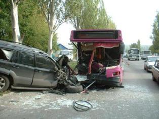 Авария в Петербурге: автобус столкнулся с джипом