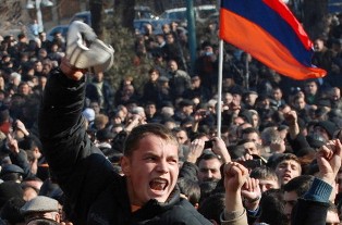 В Ереване проходит шествие сторонников оппозиции