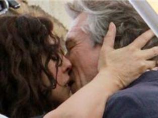 Robert De Niro shares a passionate kiss with Monica Belucci