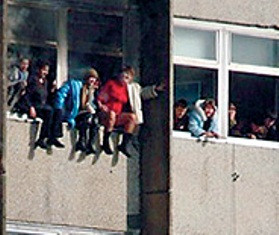 Во Франции 10 человек выпотрошили  родственника ножом и выбросились из окна