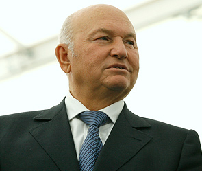 Юрия Лужкова ждут в суде