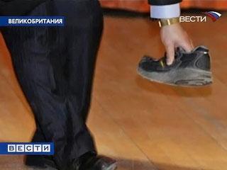 В экс-премьера Австралии метнули ботинком