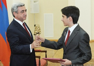 Սերժ Սարգսյանը «Նախագահի կրթական պարգեւ» է հանձնել ՏՏ ոլորտում աչքի ընկած ուսանո