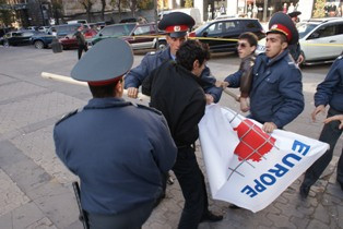 Произошел инцидент между молодыми активистами оппозиции и полицейскими