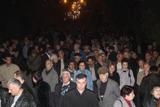 В Ереване началось шествие сторонников Тер-Петросяна