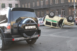 В центре Еревана столкнулись «Pajero» и машина «Арминкассации» (видео)