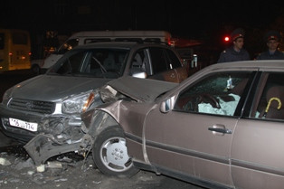 В Ереване близ бизнес-центра «Цитадель» столкнулись две машины (видео)
