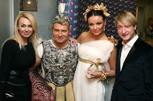 Николай Басков в юбке стал певцом года