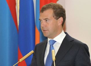 Медведев свалил все российско-польские беды на Сталина