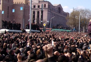 ЕС подчеркивает важность выявления обстоятельств гибели людей во время событий 1