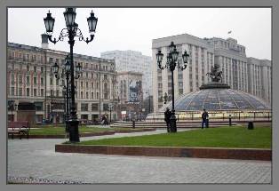Манежная площадь в Москве закрыта и взята под усиленную охрану