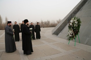 Delegation of Russian Orthodox church pays tribute to Armenian Genocide victims
