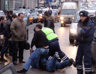 В Москве милиционер и водители избили пьяного автолюбителя, разбившего 20 машин