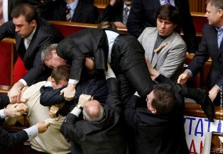 В украинском парламенте снова дерутся депутаты