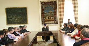 Գարեգին Բ-ն հանդիպել է կամավոր բժիշկների հետ
