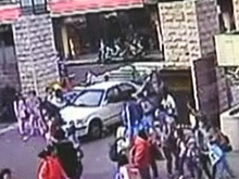 Самоубийца перед самосожжением сбил группу детей (видео)