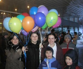 Ученики многонациональной школы Ростова вышли на улицы с воздушными шарами