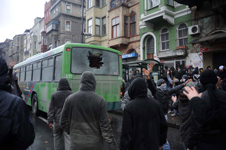 Сторонники курдской партии в Турции бросали камни в автобусы и автомобили