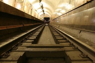 Молодой человек расстался с жизнью под колесами московского метро