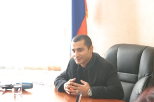 Ուսանողները հայտնի բռնցքամարտիկ Վիկ Դարչինյանին արծաթե մեդալ են հանձնել
