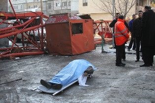 В центре Еревана перевернулся подъемный кран – есть погибший и раненый (видео)