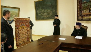 «Հայ միասնության խաչ»-ի մանուկները գորգ են նվիրել Գարեգին Բ-ին
