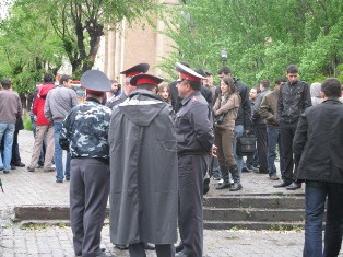 Оппозиционер: Ереван кишит полицейскими