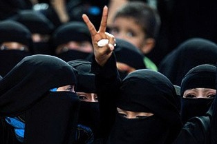 Демонстрантки в Турции: Даже закрытое мусульманское одеяние не защищает женщин о