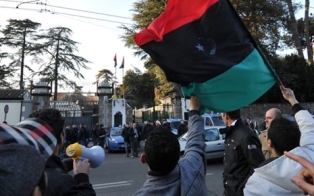Захвачено посольство Ливии в Париже: протестующие угрожают массовым самоубийство