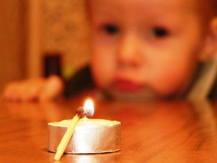 «Грапарак»: В Армении дети 2 и 4 лет погибли во время пожара, родители оставили