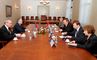 Armenian FM invites Latvian counterpart to Armenia
