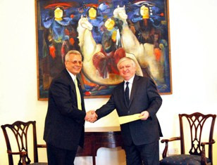 Paraguay’s Ambassador presents credentials to Armenian FM