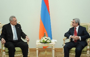 Ambassador of Paraguay to Armenia hands in credentials to Serzh Sargsyan