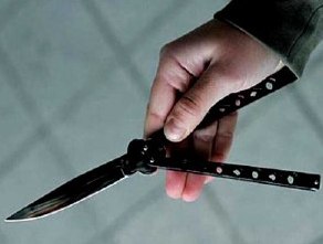 Дед средь бела дня ударил ножом троих мужиков и удрал