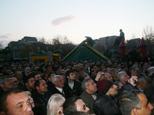 Армянская оппозиция продолжает митинг на площади Свободы в Ереване