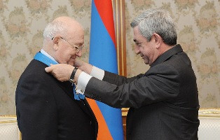 Սերժ Սարգսյանն ընդունել է լեգենդար ֆուտբոլիստ Նիկիտա Սիմոնյանին եւ պարգեւատրել ն