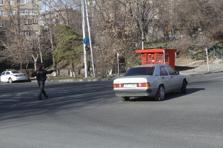 В Ереване неизвестные на «крутых» машинах избили мужчину и уехали на похороны