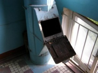 В России 2-летний ребенок скатился с мусоропровода из-за пьяной бабушки
