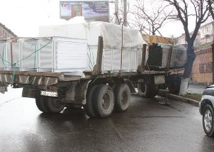 В центре Еревана грузовик врезался в дерево (видео)