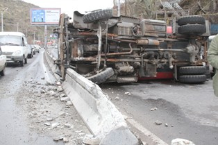 В Ереване перевернулся водовоз: на трассе образовалась пробка (видео)