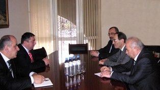 Armenian official discusses bilateral relations with Georgian envoy