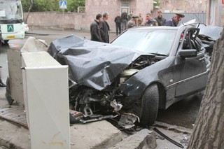 В Ереване Mercedes врезался в мусоровоз (видео)