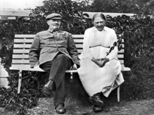 Ленин был воинствующим атеистом, женился на Крупской-соратнике, но обожал Инессу