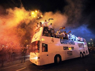 Sergio Ramos dropped trophy of Copa del Rey under bus (video)
